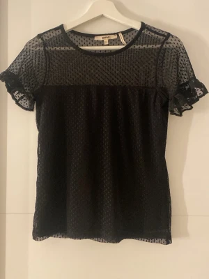 Svart prickig mesh topp från Koton - Jag säljer en svart blus från Koton. Köpt i turkiet och använt en gång. Bra skick och pris kan diskuteras. Köp gärna