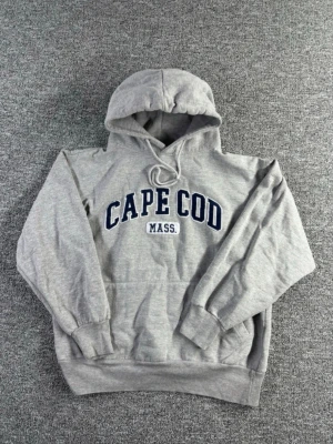 Vintage Y2k cape cod hoodie - S - Vintage Y2K Cape Cod hoodie i grå färg med klassiskt tryck framtill. Enkel och clean hoodie som passar perfekt till en avslappnad streetwear look.  📏 Storlek: S 📐 Mått visas i bilderna ✨ Skick: Bra vintage skick – skicket visas tydligt i bilderna  Perfekt hoodie för vardag och Y2K outfits.  💸 Följ mig så får du 10% rabatt på köpet!