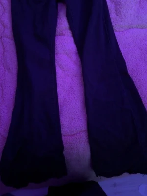 Svarta bootcut jeans - Säljer ett par svarta bootcut jeans med utsvängda ben. Klassisk femficksmodell och normal midja. Perfekta för dig som gillar en retroinspirerad look och vill ha ett par jeans som sticker ut lite extra.