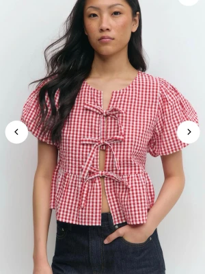 Rutig rödvit blus med puffärm - Blus med puffärmar från Gina tricot, helt ny och oanvänd.