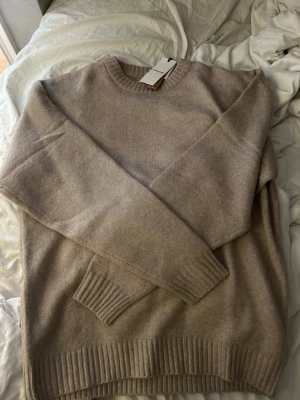 Beige stickad tröja  - Säljer min brorsas oanvända tröja som inte passade honom, jätte fin beige stickad från Jack&Jones