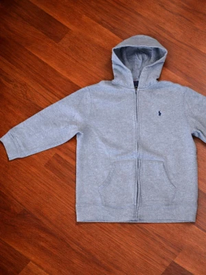 Hoodie från Ralph Lauren - En riktigt snygg hoodie nu till våren, är för liten för mig därför jag säljer den. Nypris kostar denna cirka 999 💸 så sjukt bra pris ❗️                                                                           || Kom PM vid fler frågor✌️||