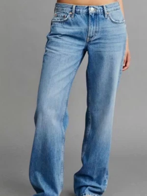 Ljusblå jeans med raka ben och låg midja - SKICKAS INOM 24 H✰Ljusblå jeans ifrån Gina Tricot ✰ storlek 34✰ finns tecken på användning, se bild 4✰ tveka inte att höra av dig vid frågor ✰ 