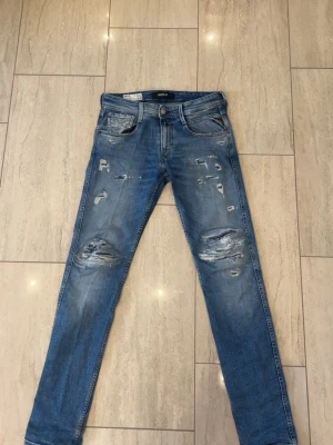 Replay jeans - Säljer nu mina blå replay jeans med coola fades och slitnigar. Strolek är 28x32