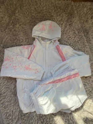 Supreme Mesh Vit/Rosa Tracksuit Jacka & Byxor Bundle Storlek M - Säljer denna clean Supreme Vit och Rosa tracksuiten (jacka och byxor inkluderade) med jätte nice brodyr. Bra material och sköna speciellt för kommande säsonger. Jackan är i princip spotless men byxorn har några små fläckar om man kollar nära. Storlek M på båda.