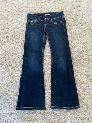 bootcut jeans - mörkblå bootcut jeans med vita sömmar ifrån Gina tricot. Använd ett fåtal gånger.❤️