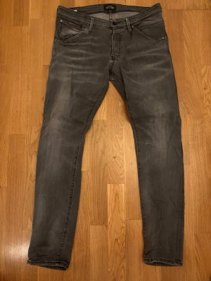 Grå slim fit jeans från Jack & Jones - Snygga grå slim fit jeans från Jack & Jones. Byxorna är i jätte bra skick. De är storlek 32/32. Skriv vid frågor eller funderingar. Pris ej hugget i sten.