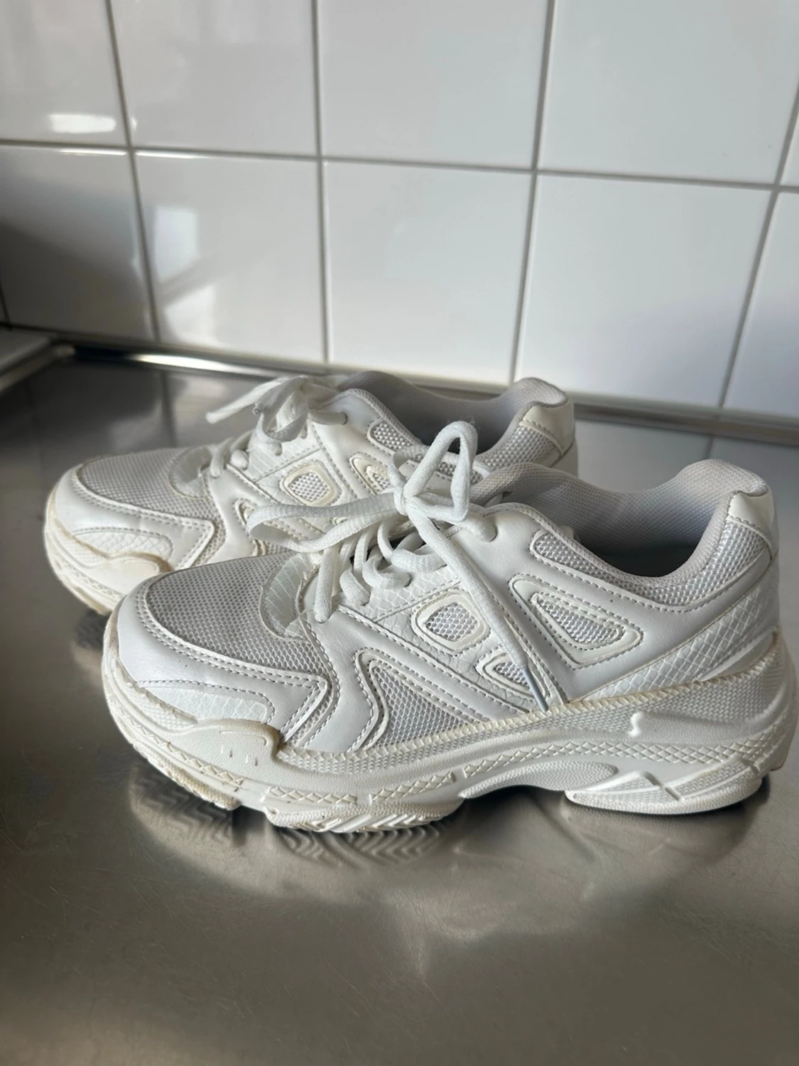 Vita chunky sneakers i mesh och skinn