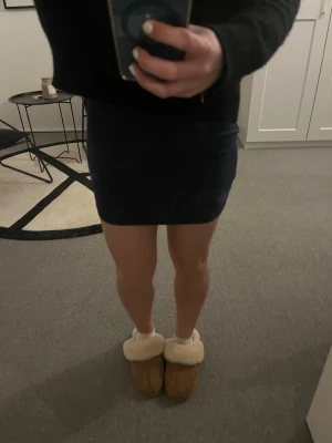 Marinblå minikjol - Säljer en marinblå minikjol från Even&Odd. Aldrig använd!! Kom med prisförslag 