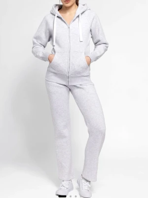 Russemerch sett - Säljer mitt gråa russemerch sett. Endast använt 1 gång. Tröjan i storlek XXS och byxorna i XS. Går såklart att köpa en del av setet men skriv det då så löser vi det❤️❤️Pris är diskuterbart❤️