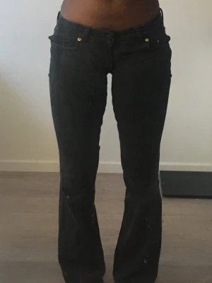 Svarta bootcut jeans lowwaist - Säljer ett par svarta bootcut jeans med låg midja sydd till lowwaist