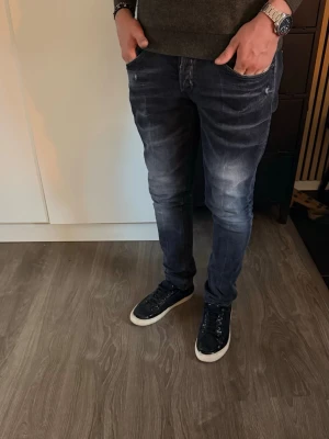 Dondup jeans svarta - Dondup jeans med slitningar! (George Slimfit).   Modellen-182cm-80kg