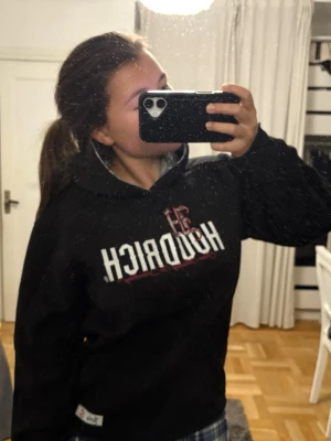 Svart HOODRICH hoodie med tryck - En super snygg svart hoodrich hoodie, min storebrors hoodie som jag fick av han men inte använder. Varsamt Andvönt. Kill model men passar tjejer också. Storlek S. Luvan är grå inuti.
