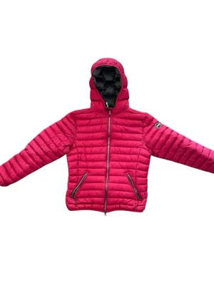 Colmar jacka - En röd colmar jacka som är tunn och kan passa perfekt nu till våren innan det blir sommar ute. Jackan är väldigt sparsamt  använd och har inga tecken på användning. Den sitter ungefär som en xs i storleken, men är egentligen barnstorlek. Skriv vid funderingar 