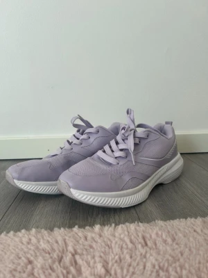 Snygga ljuslila sneakers !! - Snygga ljuslila sneakers med vit, vågformad sula och matchande skosnören. Ovandelen är i mesh och syntetmaterial för en sportig look. Perfekta för dig som gillar stilrena och trendiga skor i en unik färg. Använd några gånger 🩷Hör av dig om du vill ha fler bilder osv !!💕 (Pris går att diskutera)