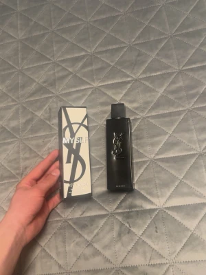 Yves Saint Laurent YSL Myself - Helt ny och använd bara 2 sprut. Så helt full. Säljs pågrund av att jag rensar min parfym samling och behöver pengar. Pris diskuteras vid snabbaffär. För mer bilder och info skriv. 