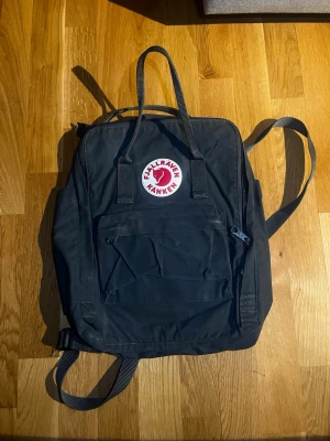 Fjällräven Väska - Fin mörkblå Fjällräven väska. Använd väldigt fåtal gåmger