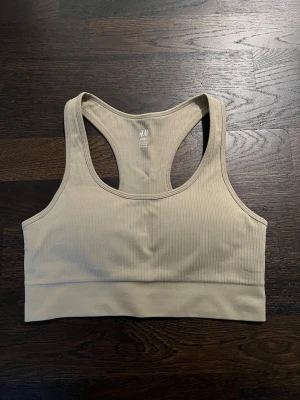 Sportbh - Nyskick. Från hm. Färgen är lite gröngrå/kaki