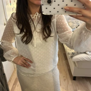 Vit prickig blus  - Andvänd en gång på dop. Köpt från vila 💕