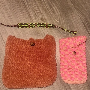 DIY mix - Säljs i ett paket:  - Handvirkad påse för barn. Kommer med extraknappar. - Handvirkad mobilficka. Passar alla mobiler och fästs med ögla och knapp. - Handgjort vänskapsarmband i fint mönster.  #diy #homemade #crochet #mobilecase #bag #crochetaccessory #kids #crochetbag #mixed #set 