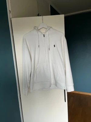Ralph lauren zip hoodie - Tjenare säljer mig Ralph lauren zip hoodie som är i storlek S 