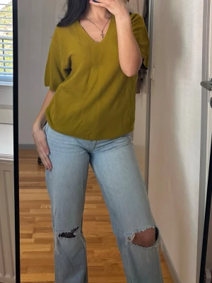Tom Tailor tröja - Tröja med V-ringning och korta ärmar. Passar bra för olika tillfällen. Senapsgul färg. Knappt använd.