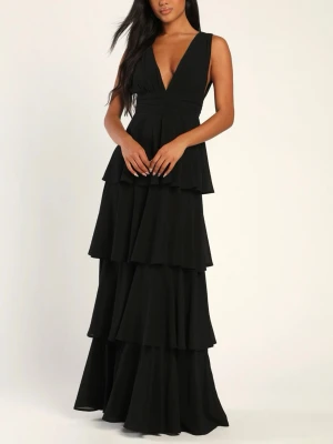 Svart lång balklänning - Elegant svart långklänning med djup v-ringning och flera lager av volanger som ger ett dramatiskt och stilrent uttryck. Klänningen är ärmlös och har en öppen rygg, perfekt för dig som vill sticka ut med en klassisk look på balen! Endast testad! Säljer då returavgiften tillbaka var så dyr. Nypris 1250kr