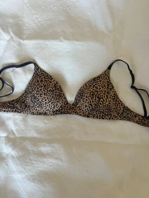 Victoria Secret bh - Säljer en snygg puch up  bh med leopardmönster i beige och svart. Bh:n har triangelformade kupor och tunna svarta axelband. Materialet känns mjukt och stretchigt, perfekt för dig som gillar djurmönstrat och vill ha något trendigt i underklädeslådan.