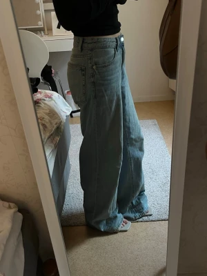 Midwaist jeans - Vida byxor med midwaist i en smutsig blåa. Bra skick och använda ett par fåtal gånger. Små defekter längst ner vid fötterna(sista sidan) 🩷