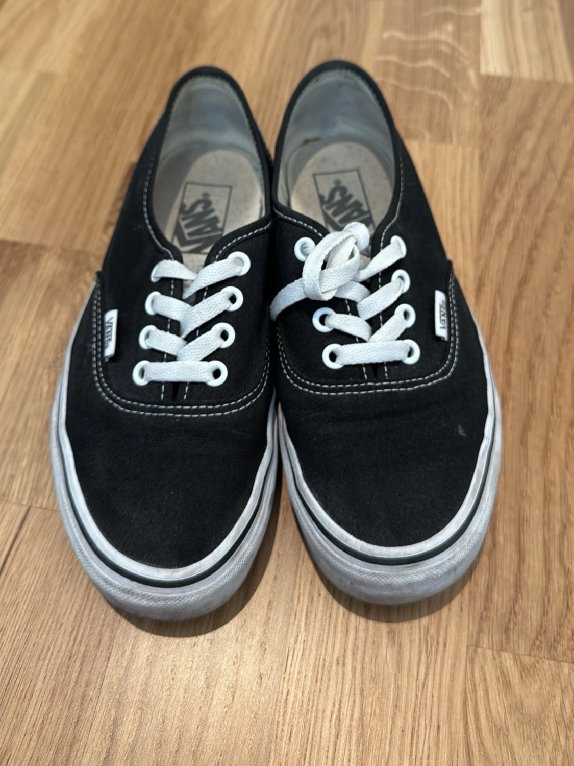 Svarta Vans sneakers med vita detaljer - 1