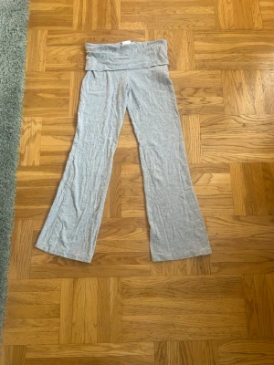 Grå mjuka yoga pants från Gina Tricot💕💕 - Säljer ett par supersköna grå yoga pants från Gina Tricot i mjukt och stretchigt material💕💕Byxorna har en bred midjeresår och utsvängda ben, perfekta för chill dagar hemma💕💕💕💕I bra skick💕💕Jag säljer dem för 50 kr💕💕Hör av er vid intresse💕💕💕