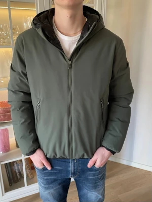 Olivgrön pufferjacka från Colmar - S/M - Jag säljer den hör riktigt snygga jackan från Colmar. Den är i storlek 50 vilket motsvarar S/M. Den är i väldigt fint skick och är inte använd mycket alls. Tveka inte att höra av er!