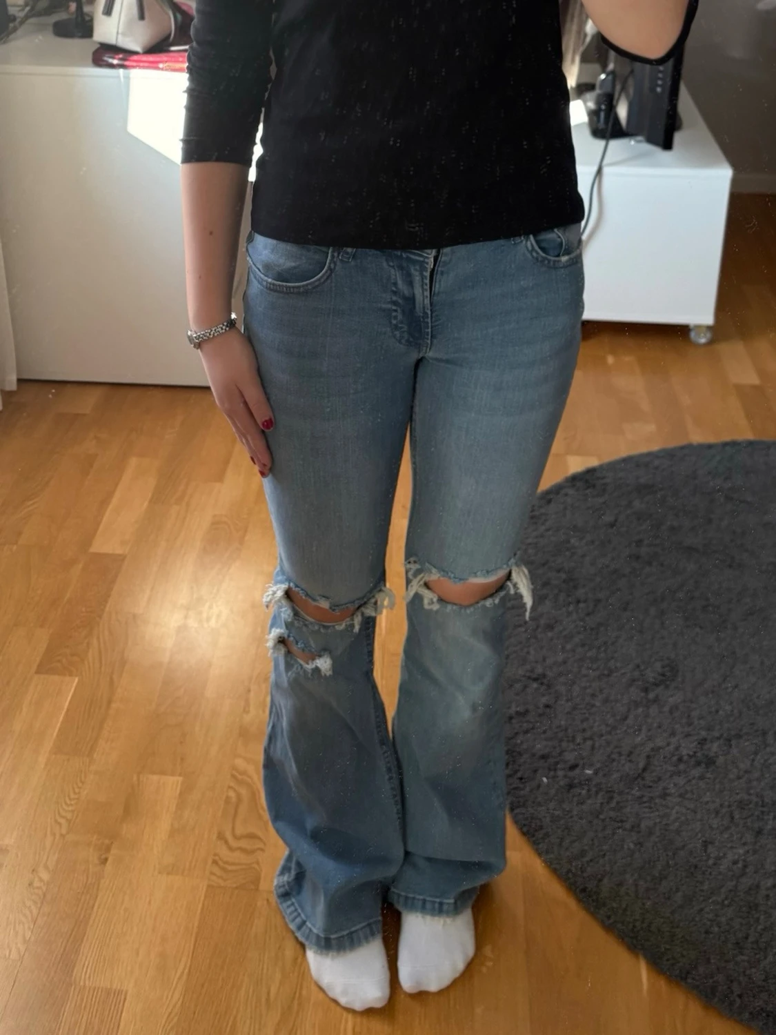 Ljusblå slitna bootcut jeans