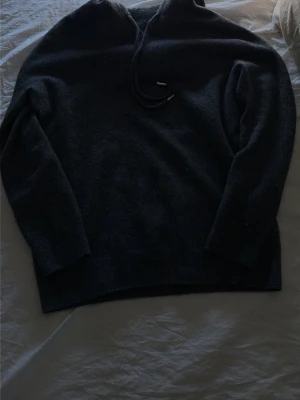 En Mörkgrå chasmere hoodie   - En stilren mörkgrå hoodie med huva. En mycket skön hoodie och endast använt 1 gång. I storlek S. Villig att ändra pris
