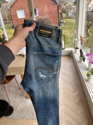 Jack & Jones med slitningar - Hej, säljer nu dessa unika Jack and Jones jeans med feta slitningar!! Storlek 31/32. Inga defekter alls: HELT NYA i princip🙌🙌Hör av dig vid frågor😊