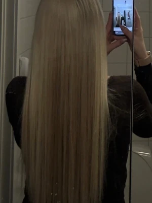 Myextensions - Säljer ett set med långt, rakt löshår i en naturlig blond nyans. Löshåret har en mjuk och glansig finish och passar perfekt för dig som vill ha extra längd och volym. Kan stylas och formas efter önskemål.