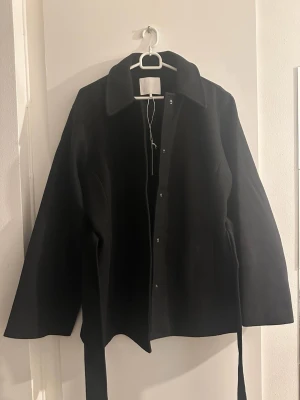 Svart kappa med bälte - Super snygg helt ny kappa från NA-KD. Ordinarie pris 900 ✨