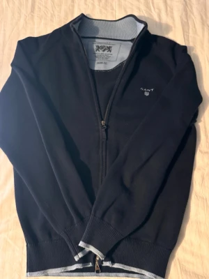 Gant hoodie - Hej! Säljer en snygg gant zip hoodie i st (M) men passar bättre till dem i (S) då den är kortare! Pris kan diskuteras