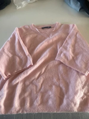 Ljusrosa stickad tröja lager 157 - T shirt som är stickad. Aldrig använd . Storlek S