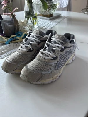 Asics   - Nästan helt nya super snygga Asics Gel - NYC skor. Storlek 44 och 44,5. Passar till alla kläder och väldigt bekväma i fötterna. Helt felfria och använda endast 2 gånger. Nypris: 1800kr.
