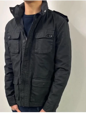 Field jacket  - En supersnygg field jacket i storlek M. Den är i mycket bra skick och säljs för endast 349 kr ! 