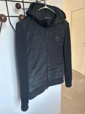 Svart cardigan från J.Lindeberg - Säljer nu en riktigt snygg J.Lindeberg cardigan som är perfekt för våren och sommaren.       Skick:9/10 väldigt fint skick. Färg:Svart. Storlek: S          Nypris på denna cardigan ligger på 3200kr och mitt pris är 1899kr🤝. Hör av er om ni har några frågor eller prisförslag 😁