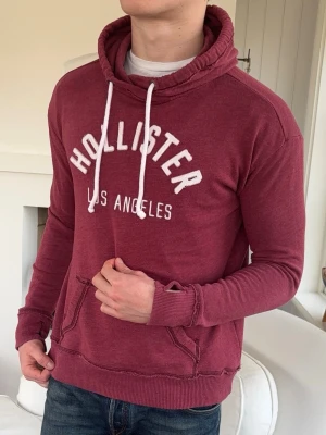 Hollister hoodie - medium, modell är 182cm 72kg o sitter perfekt på mig