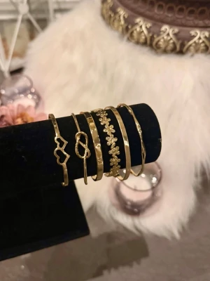 Guld Armband Set - Helt nya aldrig använda. Rostfritt stål. Justerbar.