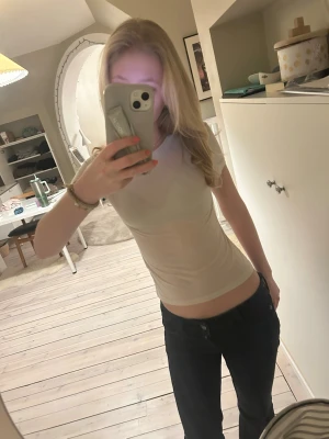 Beige t shirt  - Snygg och enkel beige topp med tight passform. Toppen är ärmlös och har rund halsringning, perfekt att styla med jeans eller kjol. Materialet känns mjukt och följsamt mot huden. Skriv vid frågor 💕💕