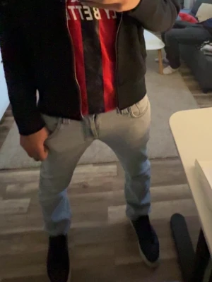 Ljusgrå jeans från Nudie  - Snygga Nudie jeans i ljusgrå färg, ny skick, knappt använda modellen är thin finn, sitter så som slimfit. Storlek 31/32