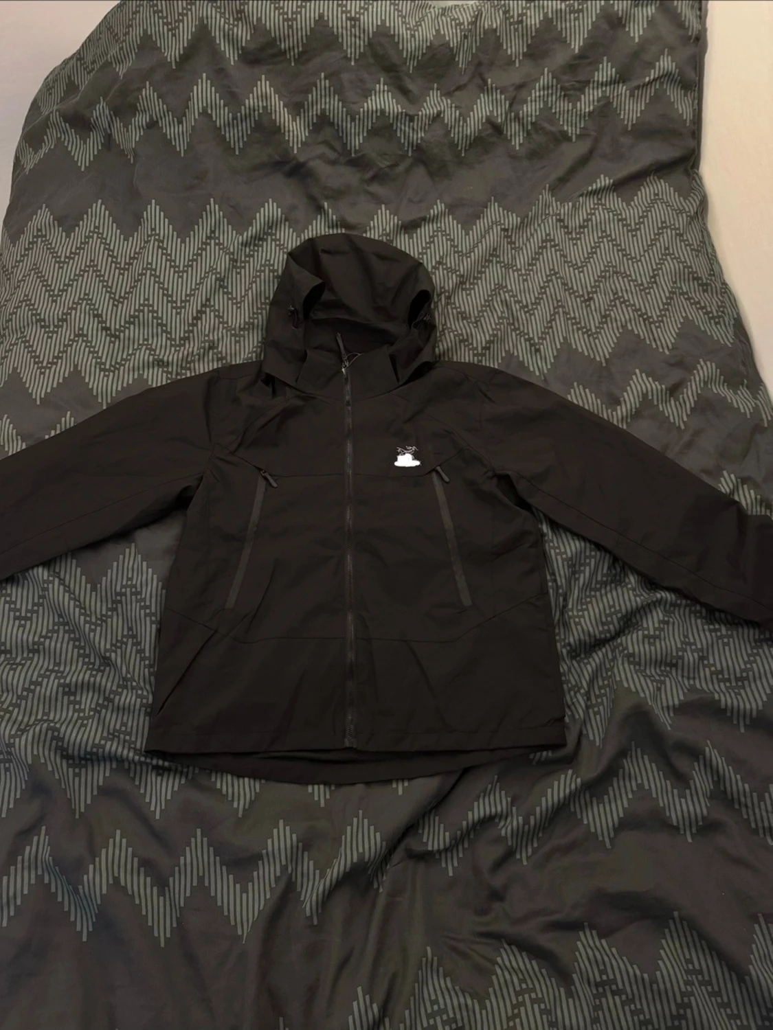 Svart vindjacka med huva - 1