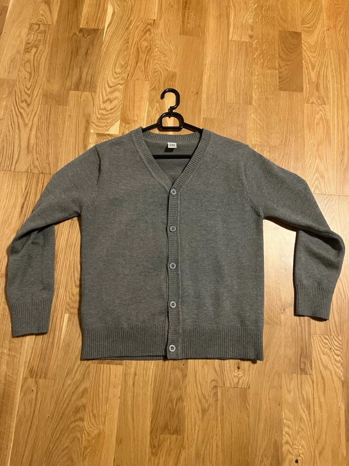 Grå basic kofta med knappar