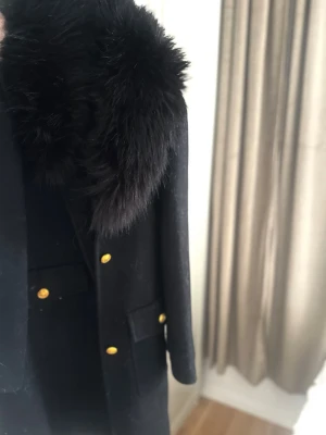 Pälskappa Zara  - Snygg kappa från Zara i lyxigt material. Köpt för 2000kr, knappt använd.