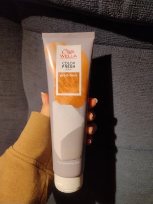 Wella color fresh mask peach blush färginpackning - Wella Professionals Color Fresh Mask Peach Blush, ny och oöppnad. Vårdar håret samtidigt som det ger en fin färg. 150ml.
